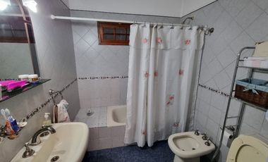 Casa para 2 Familias en venta en Bernal Oeste