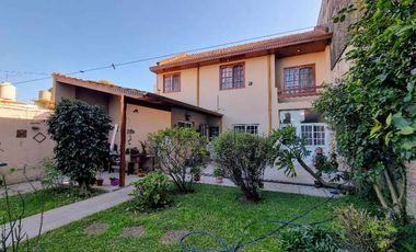 Casa para 2 Familias en venta en Bernal Oeste