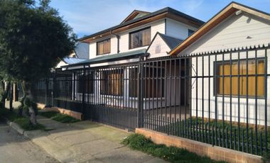 Gran casa ,a pasos de Avda Coronel de Artlleria