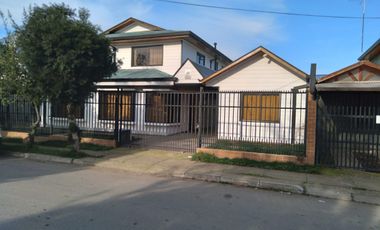 Gran casa ,a pasos de Avda Coronel de Artlleria