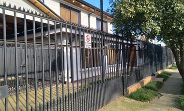 Gran casa ,a pasos de Avda Coronel de Artlleria