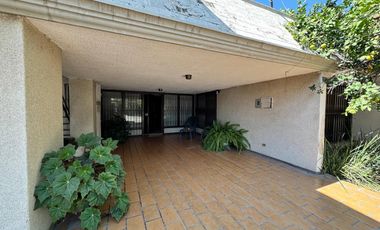 CASA DE UNA PLANTA CON 3 RECÁMARAS, AMPLIO JARDÍN Y TERRAZA EN COLONIA  LAS ROSAS, GÓMEZ PALACIO, DGO