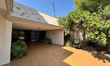 CASA DE UNA PLANTA CON 3 RECÁMARAS, AMPLIO JARDÍN Y TERRAZA EN COLONIA  LAS ROSAS, GÓMEZ PALACIO, DGO