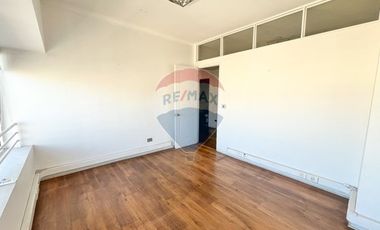 Amplia oficina Edificio YMCA, metro Santa Ana.