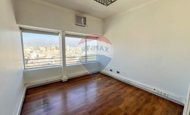 Amplia oficina Edificio YMCA, metro Santa Ana.