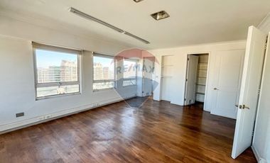 Amplia oficina Edificio YMCA, metro Santa Ana.