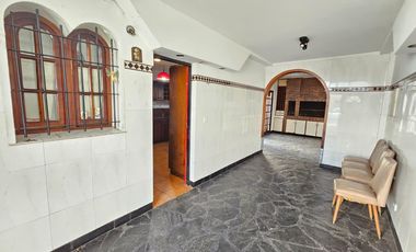 Casa de 7 ambientes con fondo verde en Saavedra