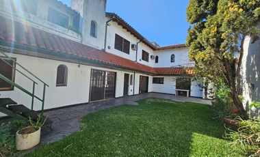 Casa de 7 ambientes con fondo verde en Saavedra