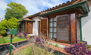Casa de 7 ambientes con fondo verde en Saavedra