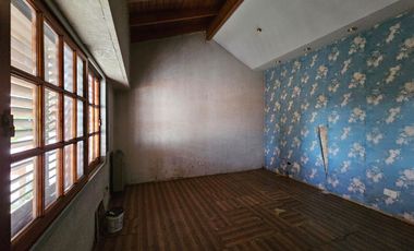 Casa de 7 ambientes con fondo verde en Saavedra