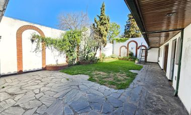 Casa de 7 ambientes con fondo verde en Saavedra