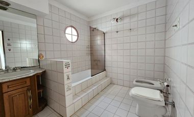 Casa de 7 ambientes con fondo verde en Saavedra