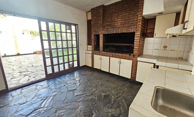 Casa de 7 ambientes con fondo verde en Saavedra