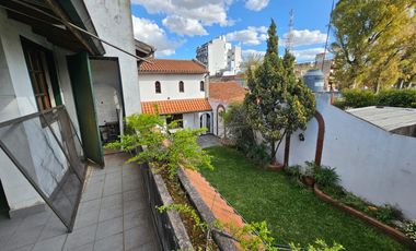 Casa de 7 ambientes con fondo verde en Saavedra