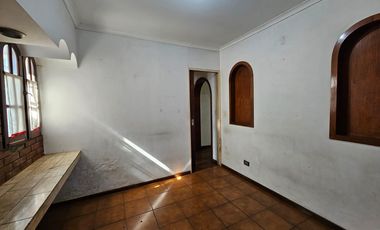 Casa de 7 ambientes con fondo verde en Saavedra