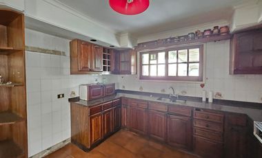 Casa de 7 ambientes con fondo verde en Saavedra