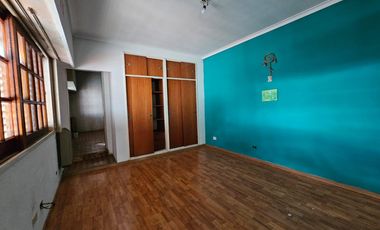 Casa de 7 ambientes con fondo verde en Saavedra