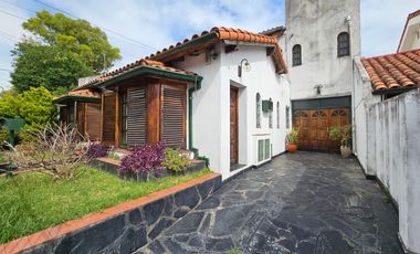 Casa de 7 ambientes con fondo verde en Saavedra