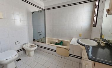 Casa de 7 ambientes con fondo verde en Saavedra