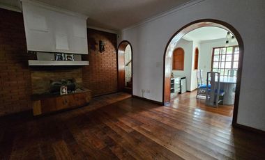 Casa de 7 ambientes con fondo verde en Saavedra