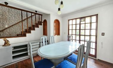 Casa de 7 ambientes con fondo verde en Saavedra