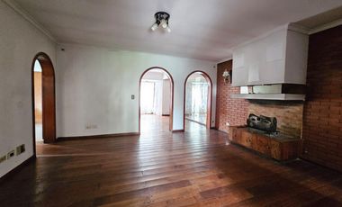 Casa de 7 ambientes con fondo verde en Saavedra