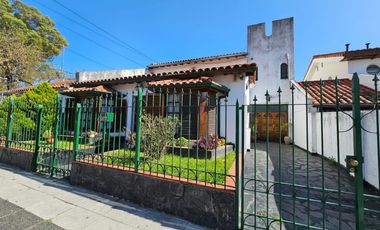 Casa de 7 ambientes con fondo verde en Saavedra