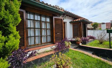 Casa de 7 ambientes con fondo verde en Saavedra