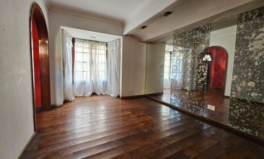 Casa de 7 ambientes con fondo verde en Saavedra