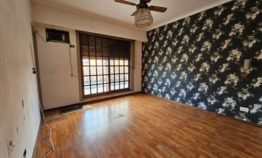 Casa de 7 ambientes con fondo verde en Saavedra