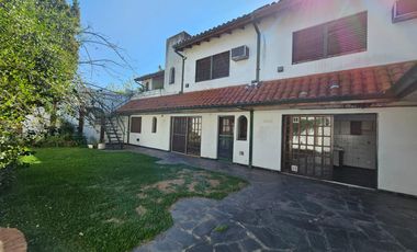 Casa de 7 ambientes con fondo verde en Saavedra