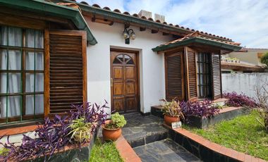 Casa de 7 ambientes con fondo verde en Saavedra