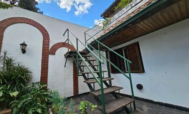 Casa de 7 ambientes con fondo verde en Saavedra