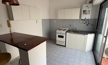 Departamento en alquiler en Olivos, 2 amb con patio. Bajas expensas