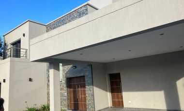 Casa en alquiler - 3 Dormitorios 4 Baños - Ezeiza