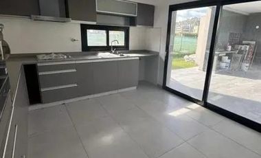 Casa en alquiler - 3 Dormitorios 4 Baños - Ezeiza