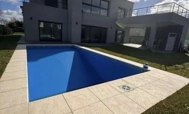 Casa en alquiler - 3 Dormitorios 4 Baños - Ezeiza