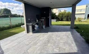 Casa en alquiler - 3 Dormitorios 4 Baños - Ezeiza