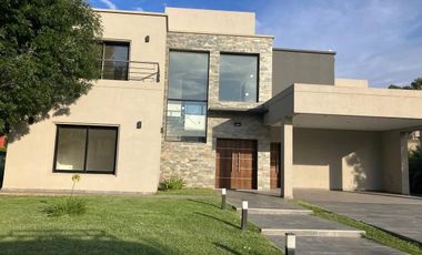 Casa en alquiler - 3 Dormitorios 4 Baños - Ezeiza