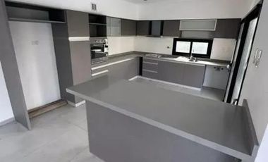 Casa en alquiler - 3 Dormitorios 4 Baños - Ezeiza