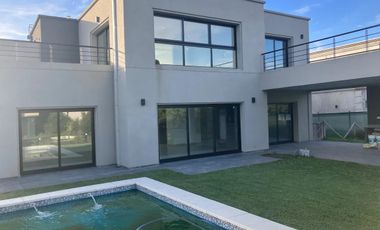 Casa en alquiler - 3 Dormitorios 4 Baños - Ezeiza