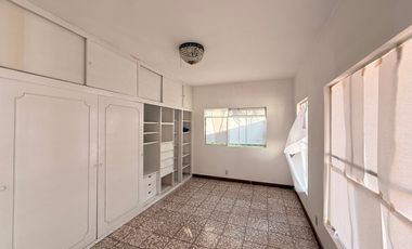Casa en VENTA en EMBAJADORAS con Cochera