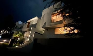 CASA EN VENTA CON TERRENO DOBLE Y ALBERCA, EN LOMAS DEL PEDREGAL, IMPECABLE!