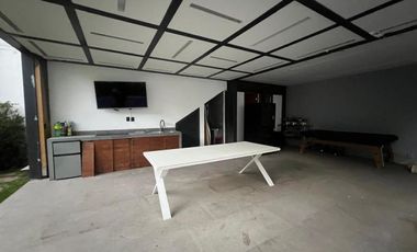 CASA EN VENTA CON TERRENO DOBLE Y ALBERCA, EN LOMAS DEL PEDREGAL, IMPECABLE!