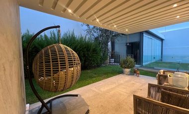 CASA EN VENTA CON TERRENO DOBLE Y ALBERCA, EN LOMAS DEL PEDREGAL, IMPECABLE!