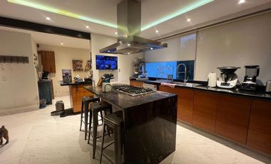 CASA EN VENTA CON TERRENO DOBLE Y ALBERCA, EN LOMAS DEL PEDREGAL, IMPECABLE!