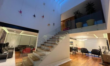 CASA EN VENTA CON TERRENO DOBLE Y ALBERCA, EN LOMAS DEL PEDREGAL, IMPECABLE!