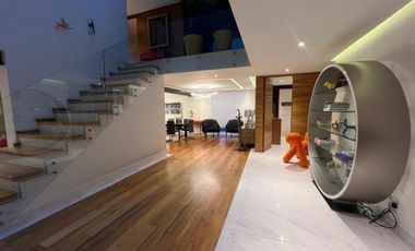 CASA EN VENTA CON TERRENO DOBLE Y ALBERCA, EN LOMAS DEL PEDREGAL, IMPECABLE!