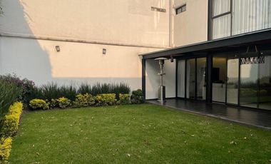 Impecable Casa en Venta en Calle Cerrada con Vigilancia