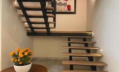 Impecable Casa en Venta en Calle Cerrada con Vigilancia